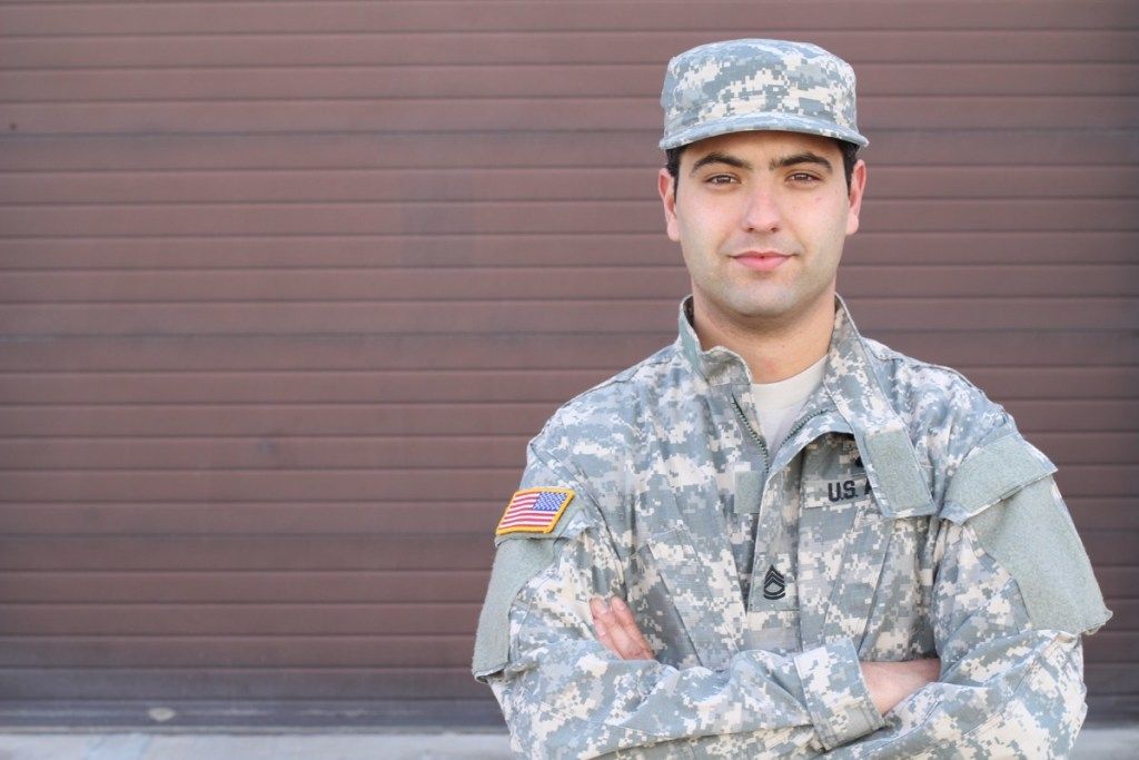 Aseillaan hymyilevä sotilas ylitti sotilas slangin ehdot