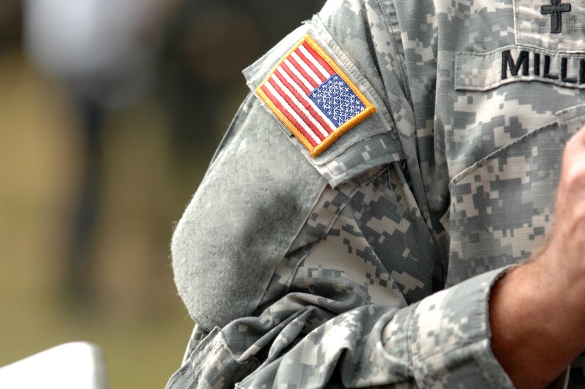 एक सैन्य वर्दी पर अमेरिकी ध्वज का पैच