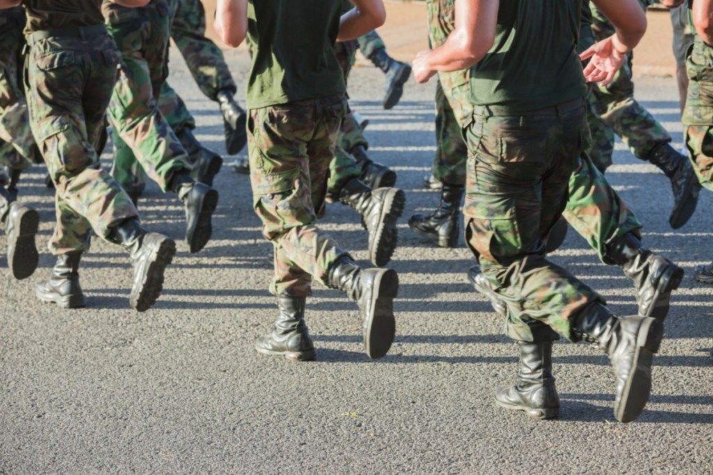 kājas militāriem vīriešiem darbojas
