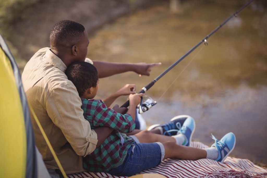 isä ja poika kalastavat