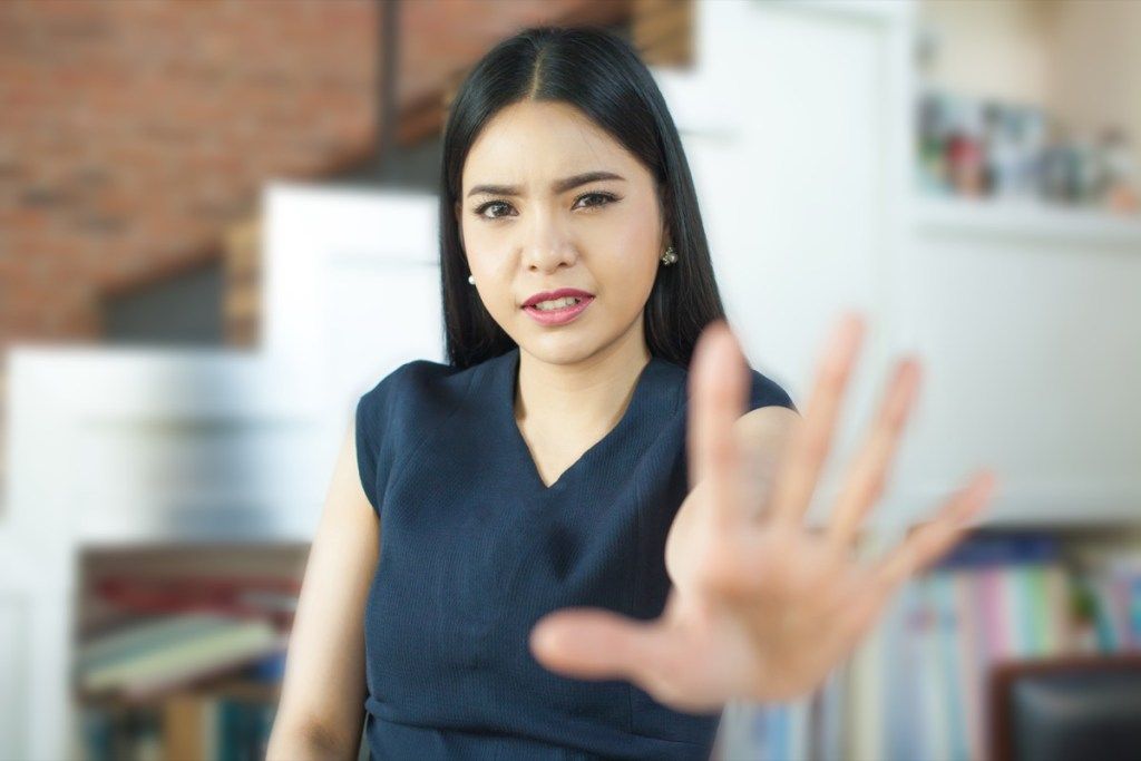 Aasian nainen pani kätensä ylös ja sanoi ei