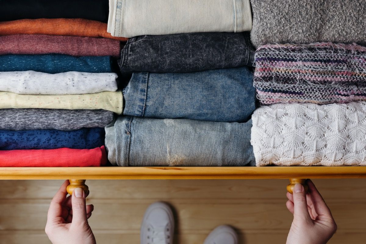 Organizuoti drabužiai stalčiuje