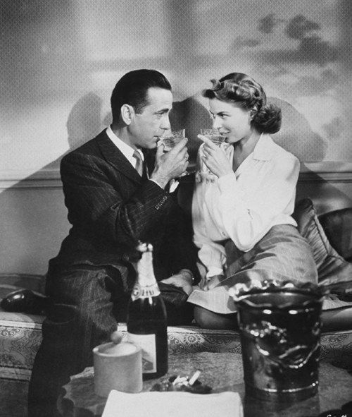 Ingrid Bergman in Humphrey Bogart si delita pijačo v Casablanci