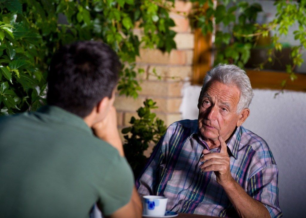 شاب يتحدث إلى رجل عجوز محادثة