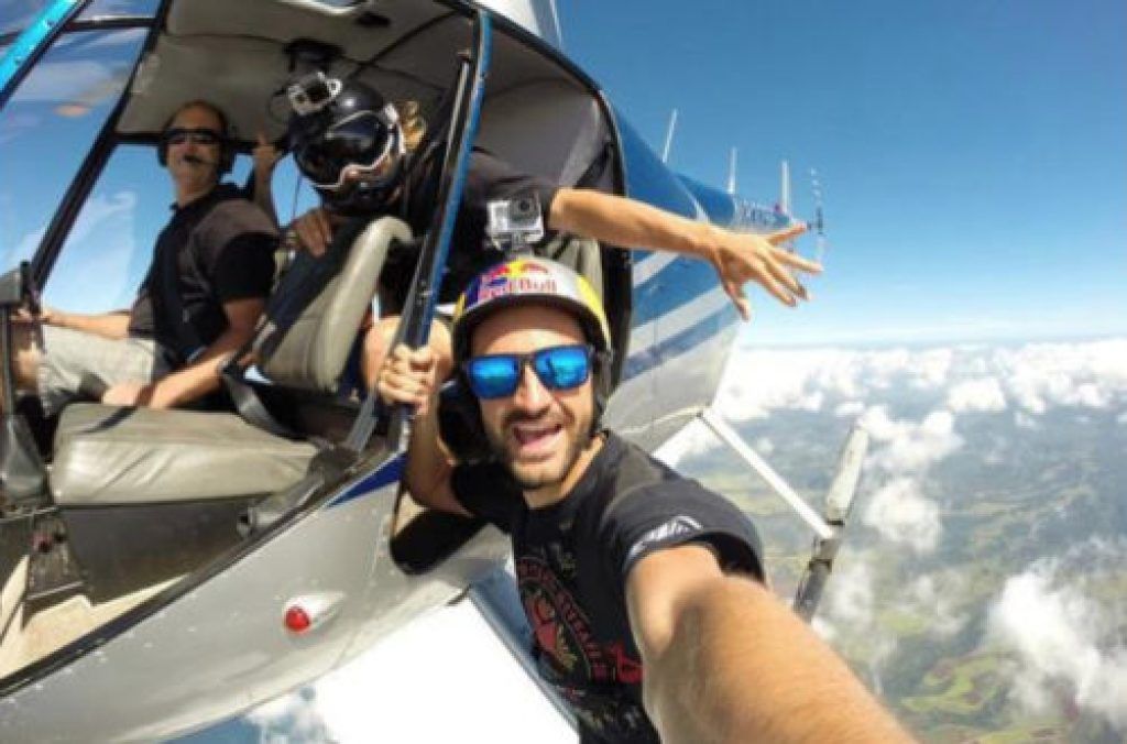 Lelaki Melepak Di Luar Helikopter Selfie
