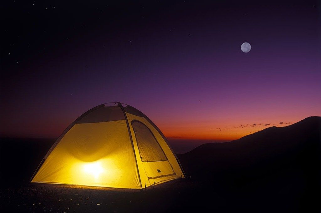 रात शहरी किंवदंतियों में 40 से अधिक शिविर तम्बू