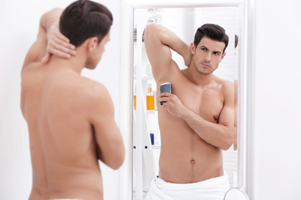 Lelaki Memakai Perkara-perkara Deodoran yang Anda Percayai Itu