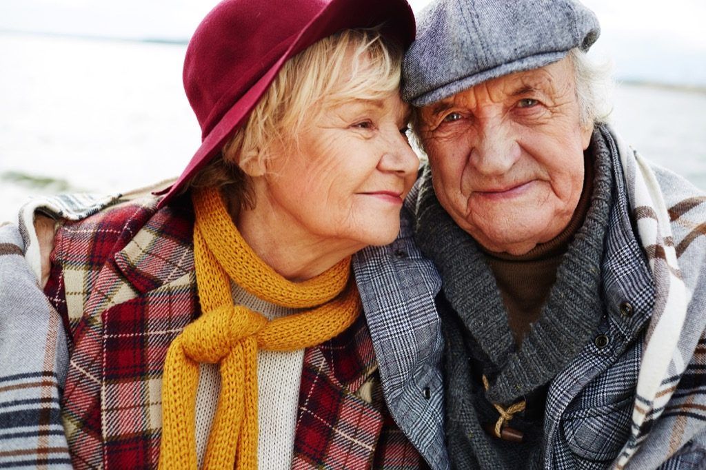 Cuplu mai în vârstă în pălării Lucruri pe care le-ai crezut că ar