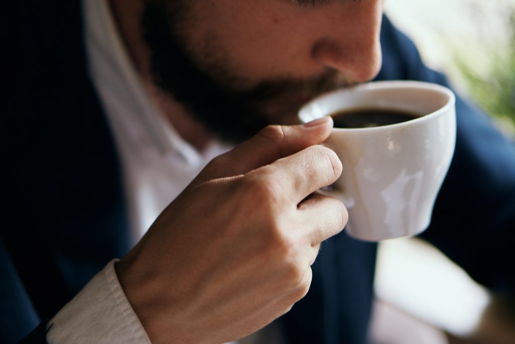 นักธุรกิจดื่มกาแฟสิ่งที่คุณเชื่อว่าเป็น