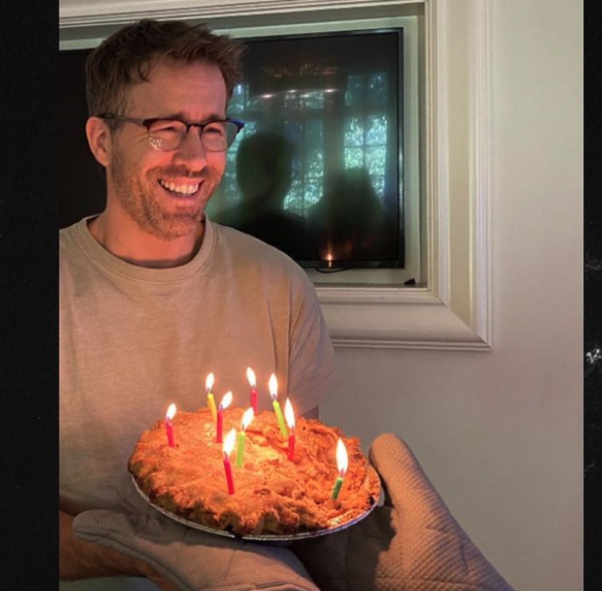 Ryan Reynolds con la torta di compleanno