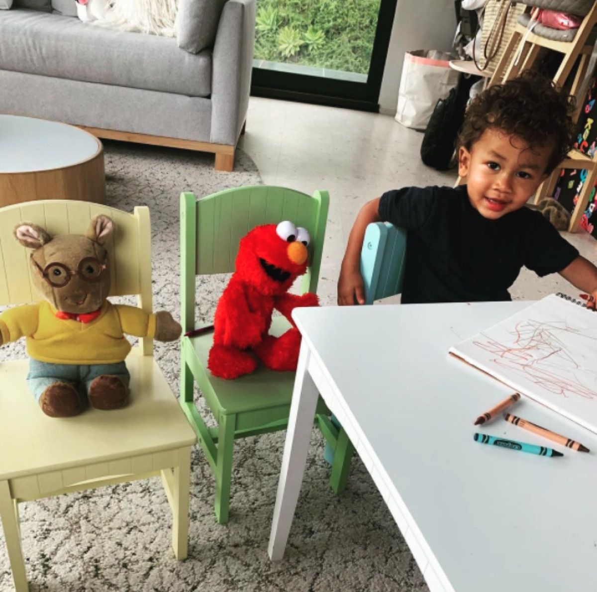 Miles Stephens mit Elmo und Arthur Spielzeug