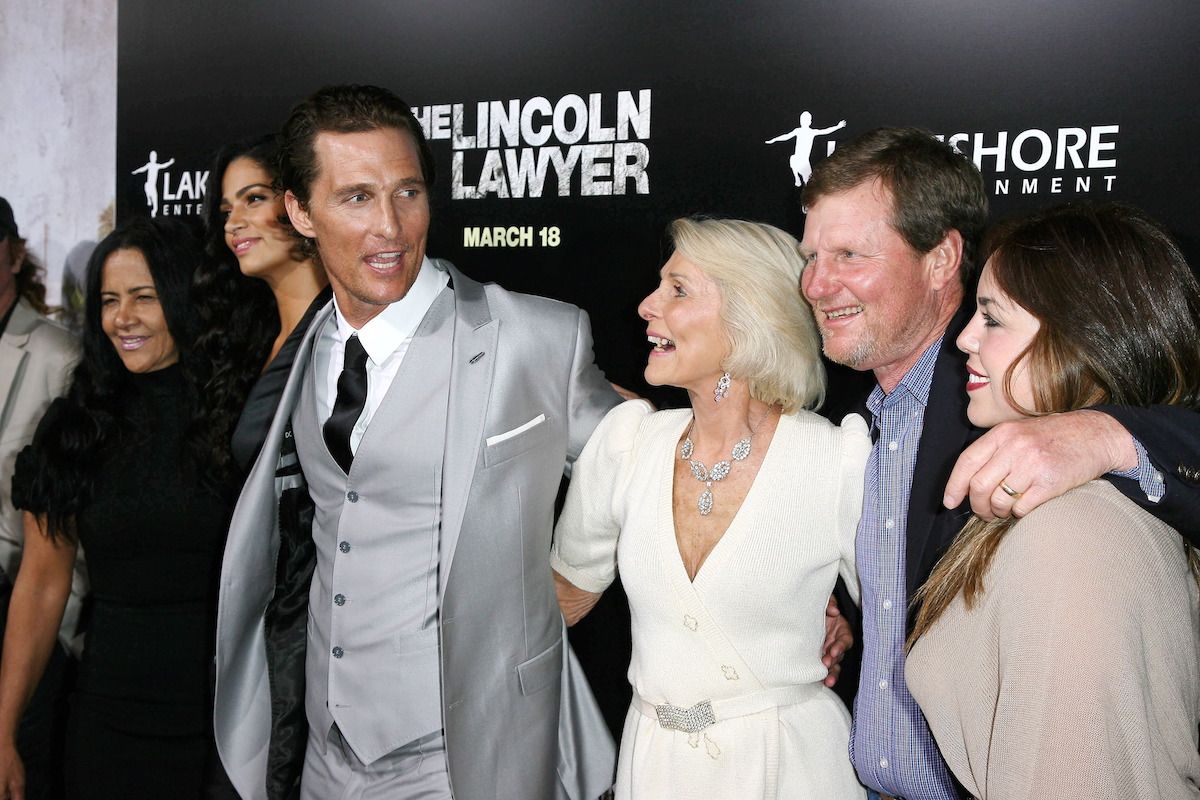 Matthew McConaughey na červenom koberci pre The Lincoln Lawyer so svojou matkou
