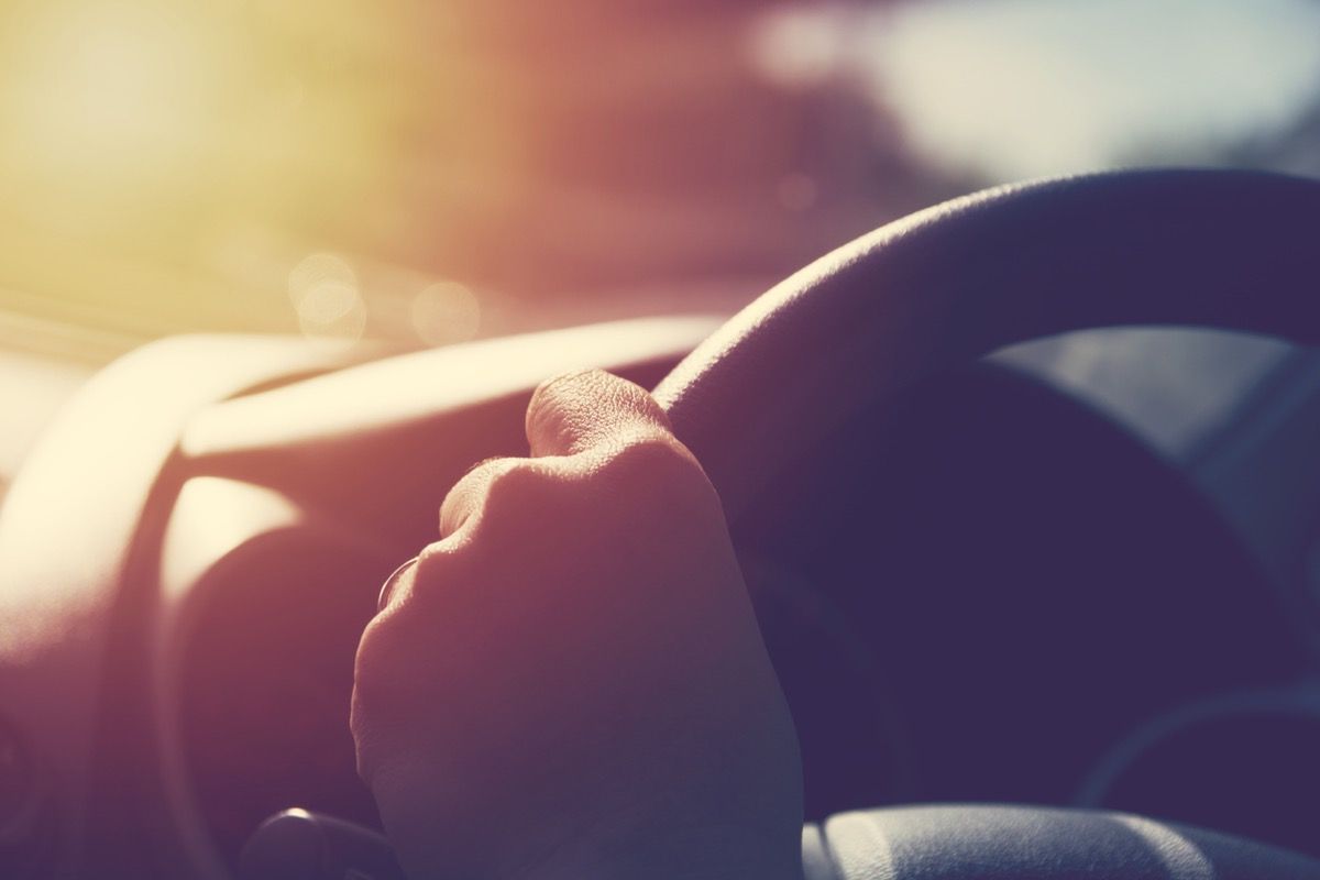 Ženska roka na volanu.
