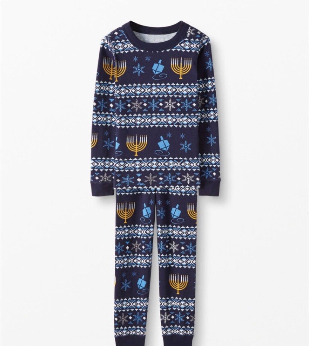 blå Hanukkah-pyjamas med menorahs og dreidels, Hanukkah-gaver