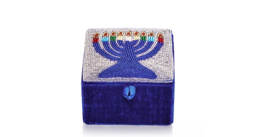 hộp trang sức nhung xanh với hạt menorah trên đầu, quà tặng hanukkah