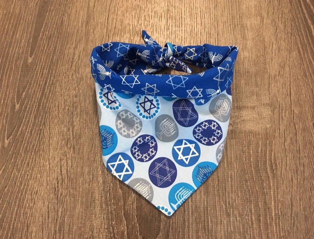 blå og hvit bandana med stjerner av David i blå sirkler, Hanukkah-gaver