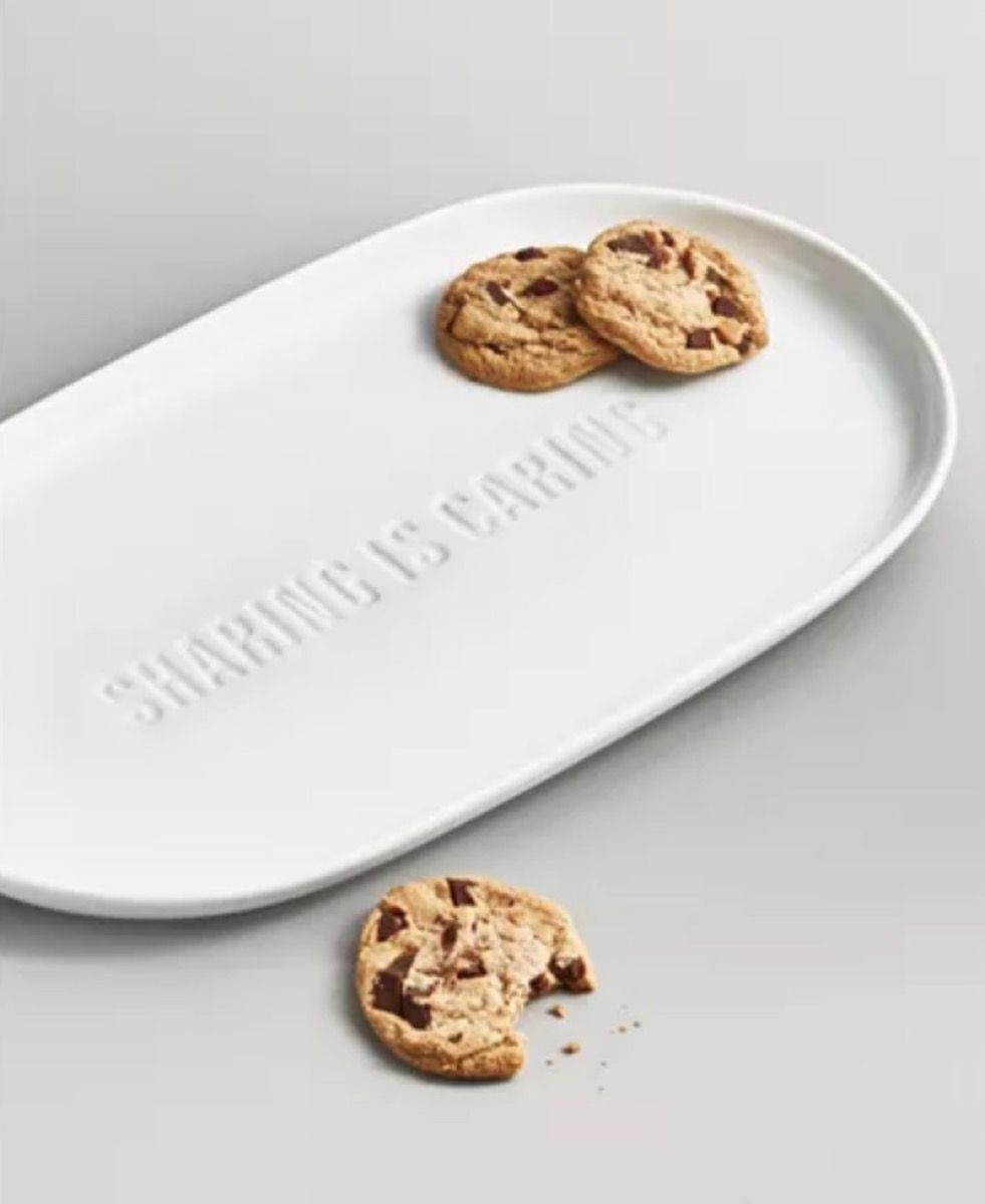 baltas patiekalinis padėklas su šokoladiniais sausainiais, hanukos dovanos