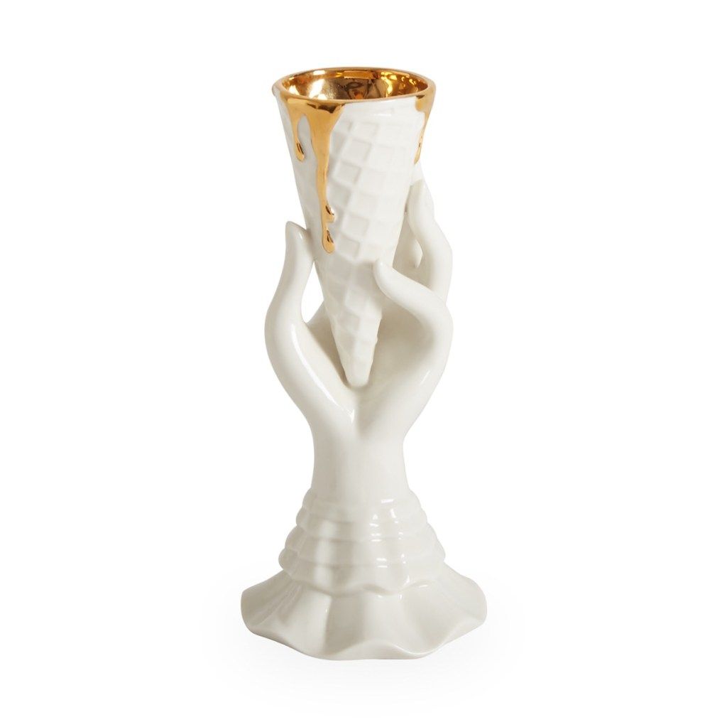 biała ceramiczna dłoń trzymająca biały rożek do lodów ze złotym wnętrzem, prezenty chanukowe