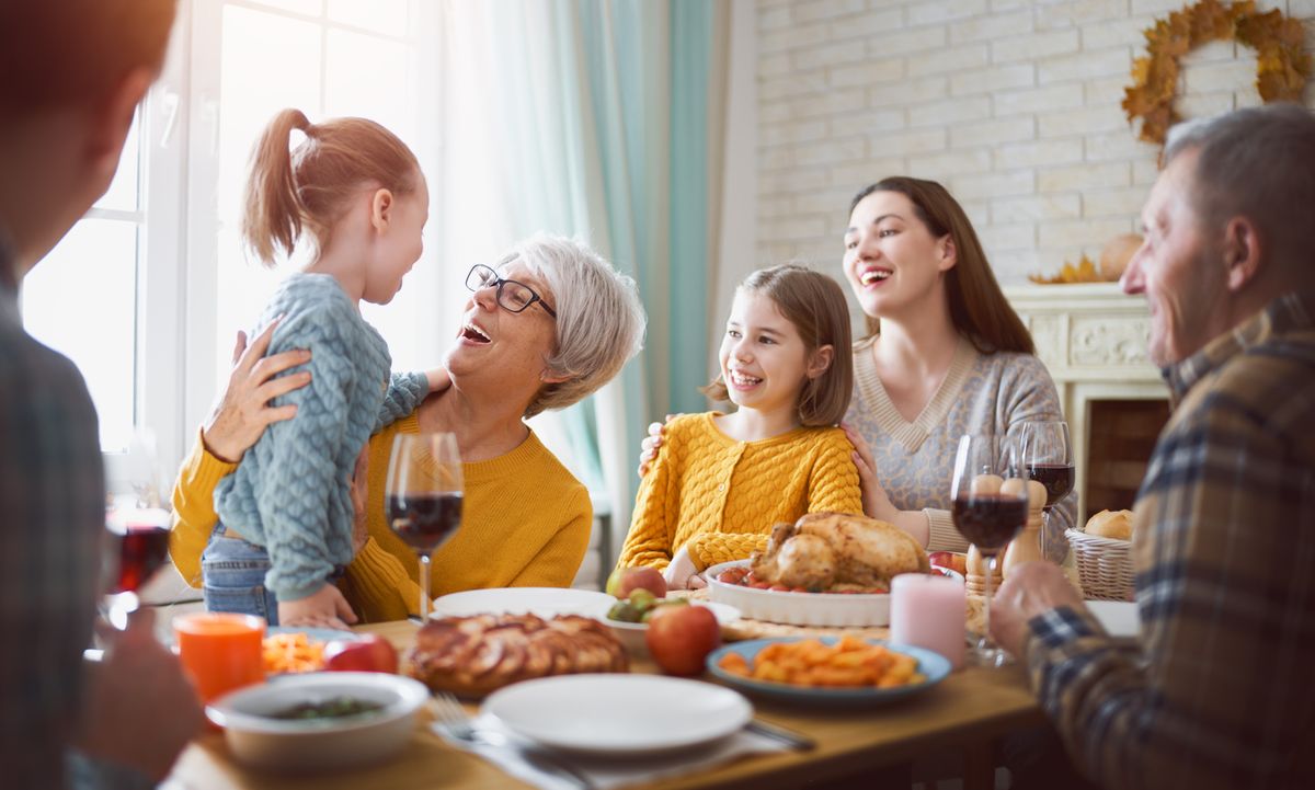 Pere tähistab tänupühi söögilauas, samal ajal kui ema ja tütar jälgivad, kuidas vanaema kallistab oma vanaema