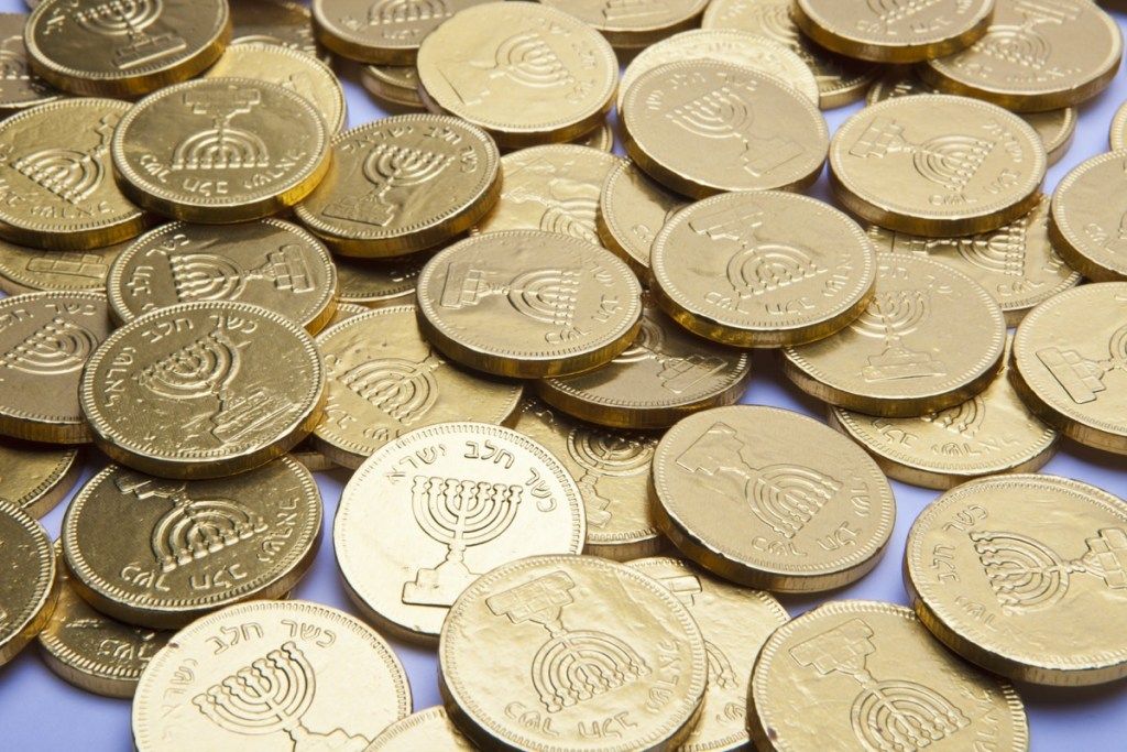 šokolādes hanukkah gelt zelta monētas uz pelēka fona