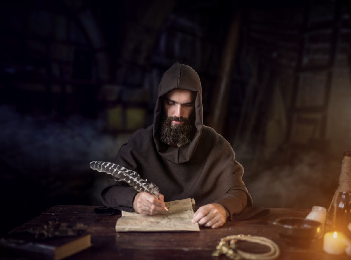 srednjovjekovni redovnik koji je pisao na svitku
