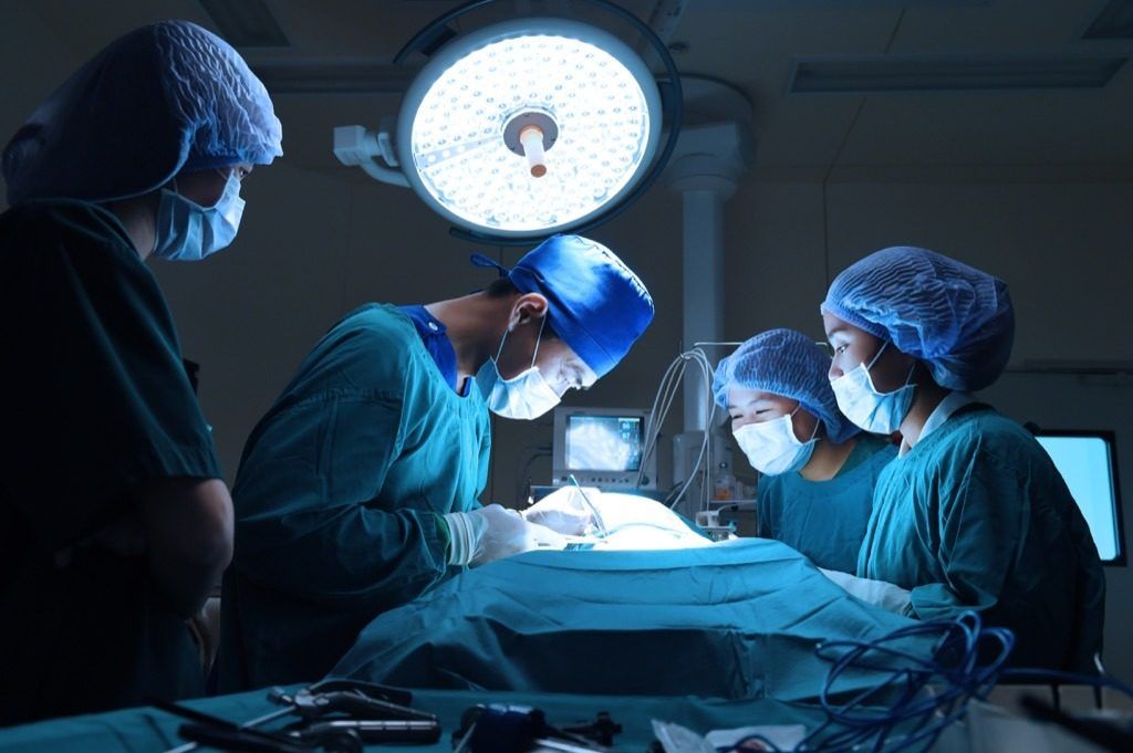 chirurgas, atliekantis operaciją, faktai apie loteriją