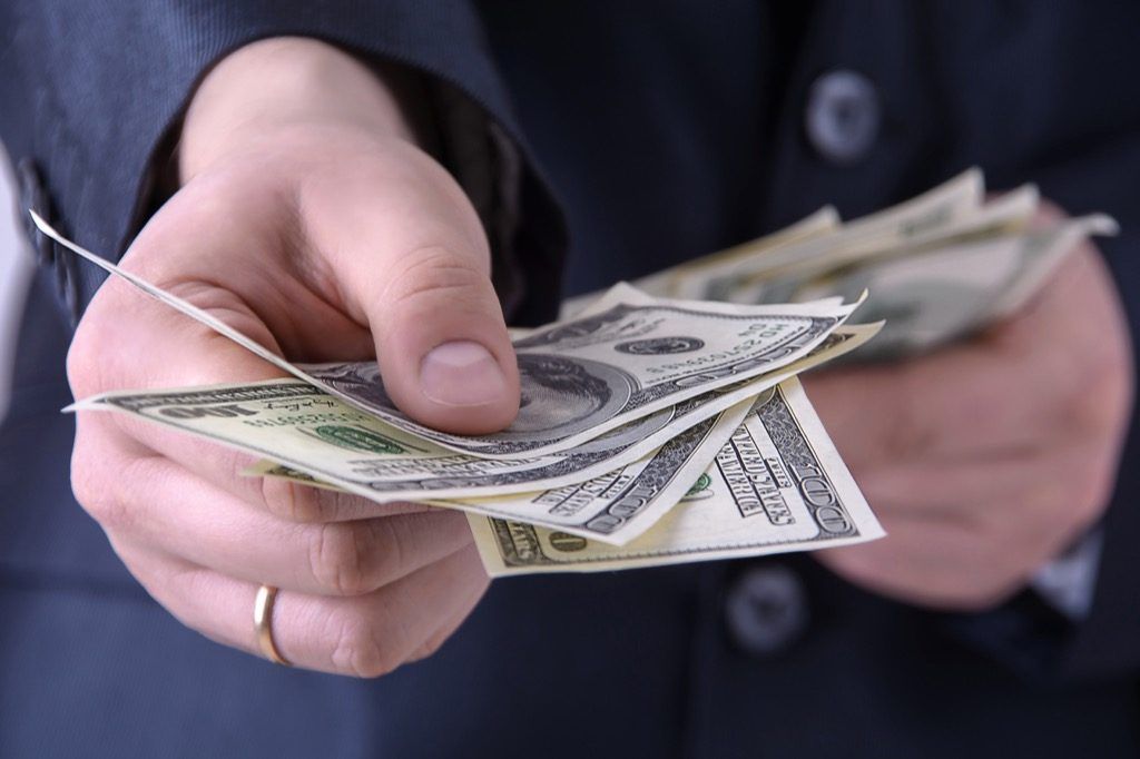 мъж, който връчва доларови банкноти, факти за лотарията