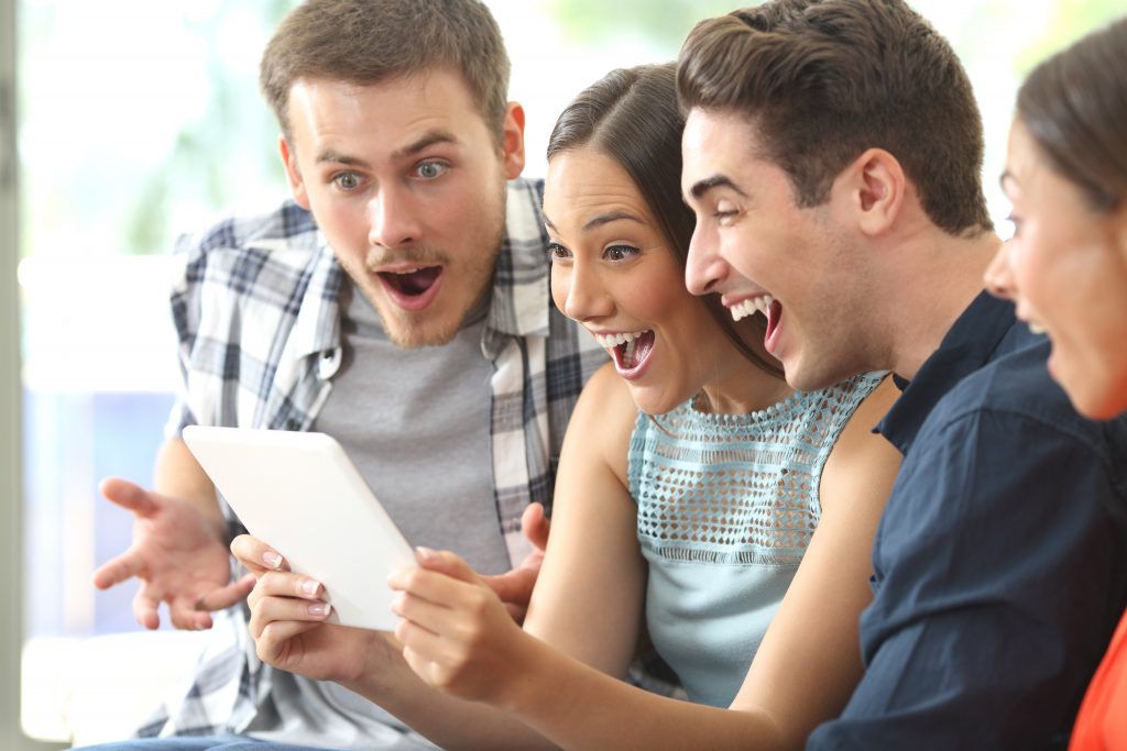 grupo mirando la tableta con entusiasmo, hechos sobre la lotería