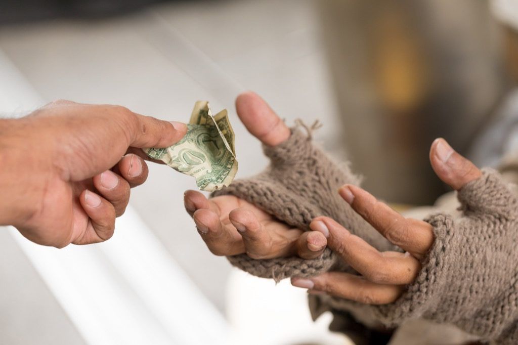 गरीब व्यक्ति को डॉलर सौंपना, लॉटरी के बारे में तथ्य