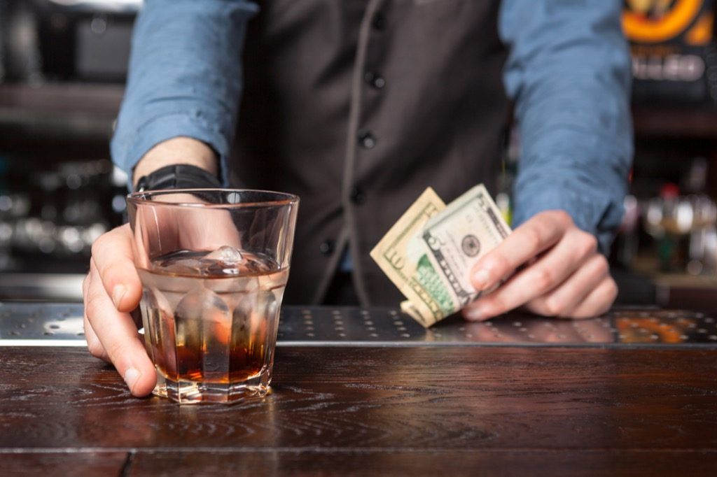 camarero empujando la bebida a través de la barra, hechos sobre la lotería