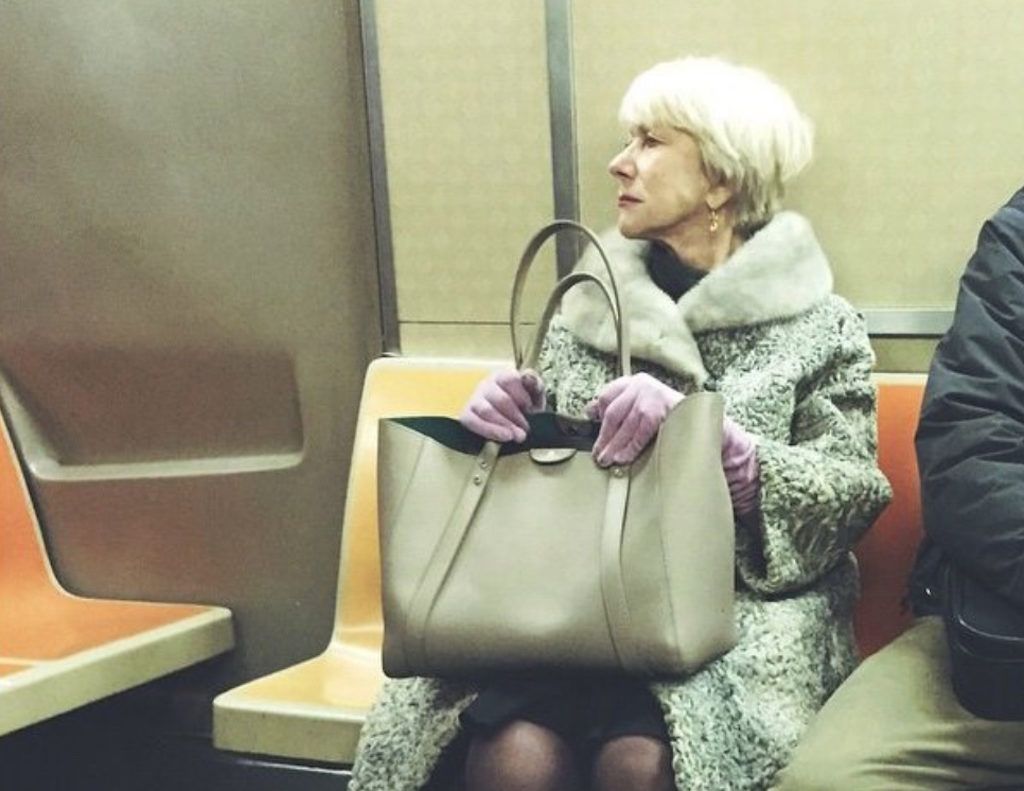 Helen Mirren kjendiser som bruker offentlig transport