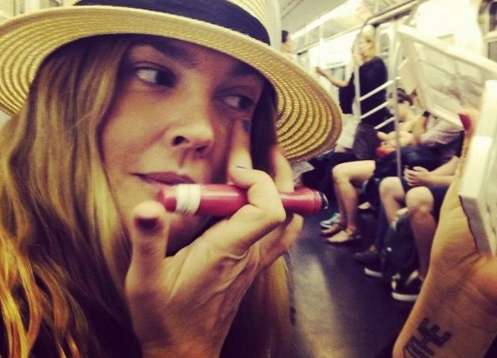 Drew Barrymore berømtheder ved hjælp af offentlig transport