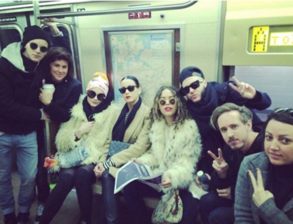 Katy Perry kjendiser som bruker offentlig transport