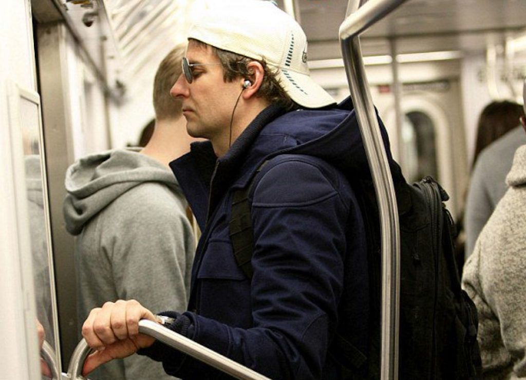 Bradley Cooper-kjendiser som bruker offentlig transport