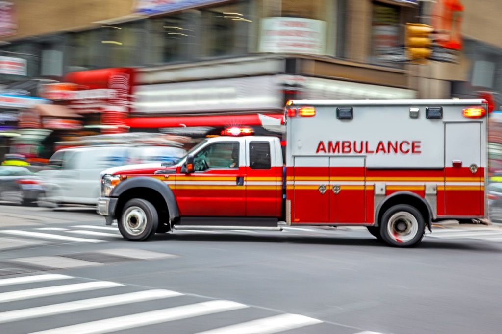 Ambulanța din New York șuierând după un mare timp de răspuns la situații de urgență