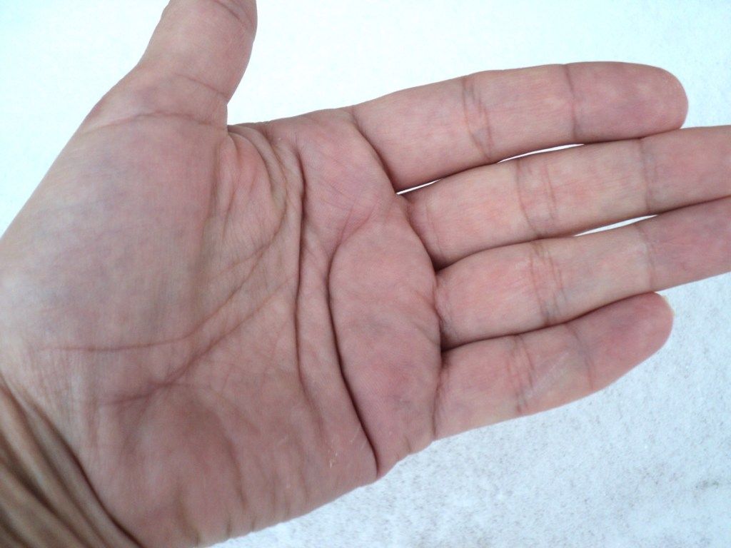 Dentro de uma marcação de palma da mão