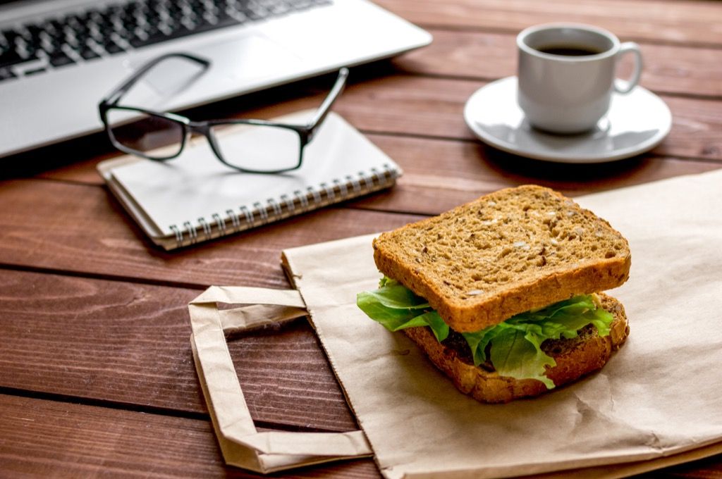 sandwich brun pose lunsj desk