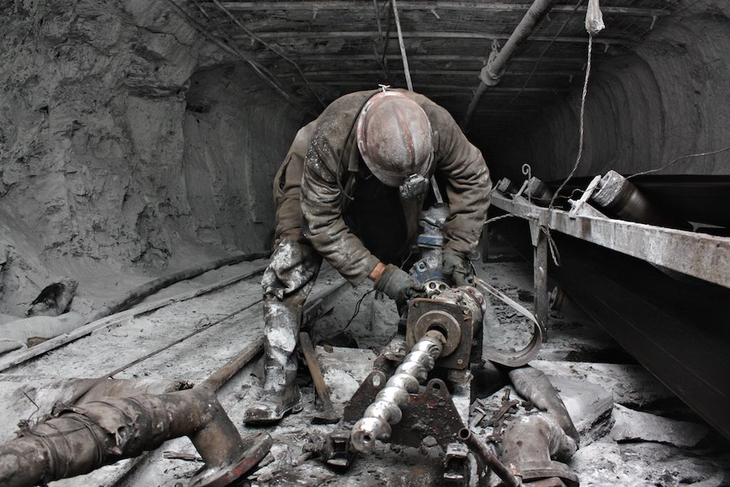 Minearbeider som arbeider i gruvene, ofte forårsaker kreft