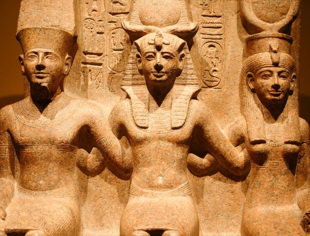 Statyer av egyptiska gudar Amun