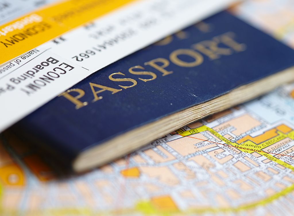 Passaporte e passagens aéreas