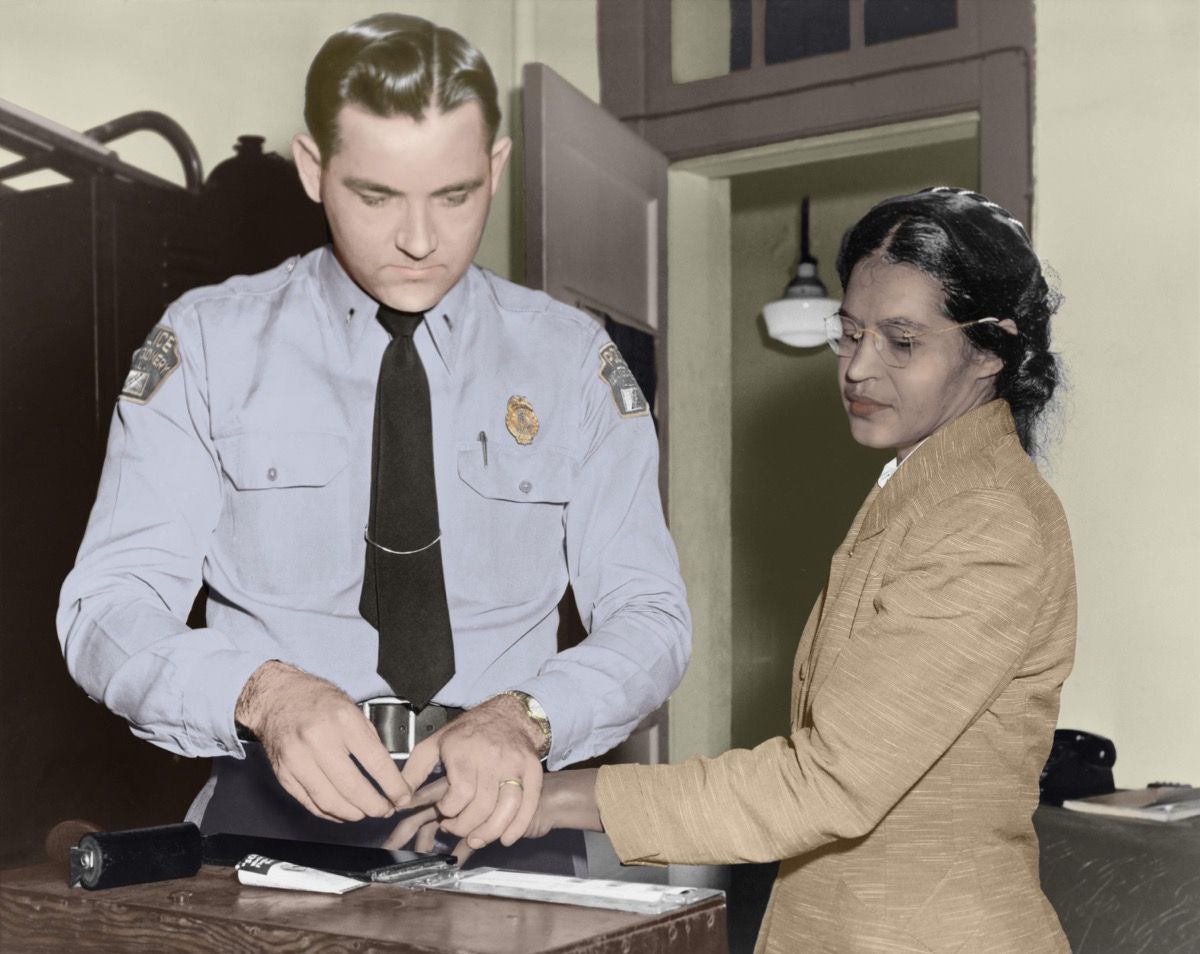 Rosa Parks iegūst pirkstu nospiedumus