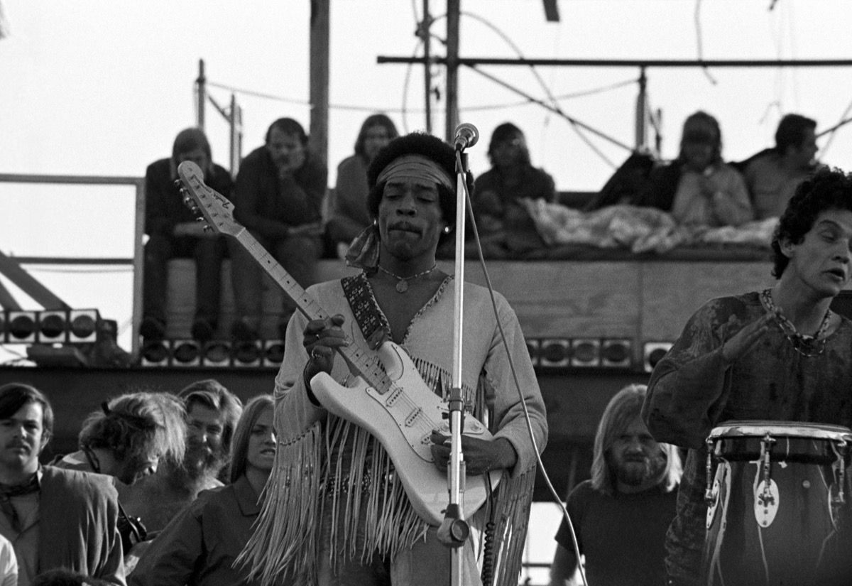 Jimi Hendrix membuat persembahan di Woodstock