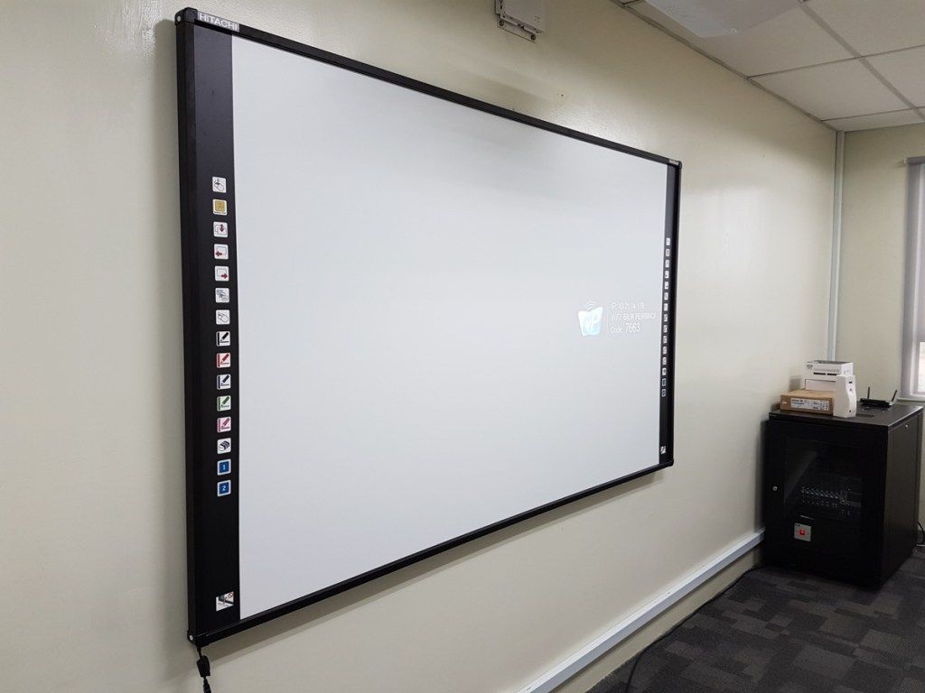 Een SMART Board in een klaslokaal Manieren om terug naar school te gaan is anders