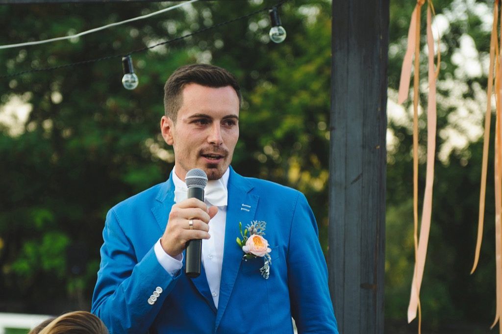 Hombre dando un discurso de boda Nunca lo hagas en una boda