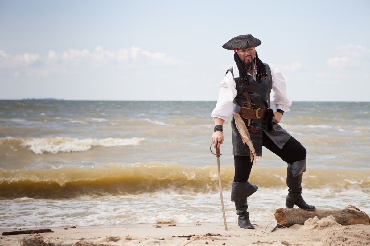 Hombre disfrazado de pirata en la playa - chistes de piratas