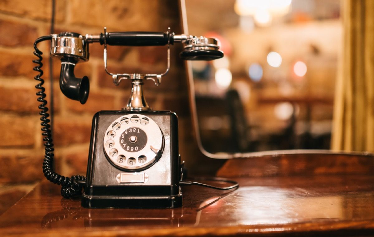 teléfono antiguo en la mesa, mejoras para el hogar vintage