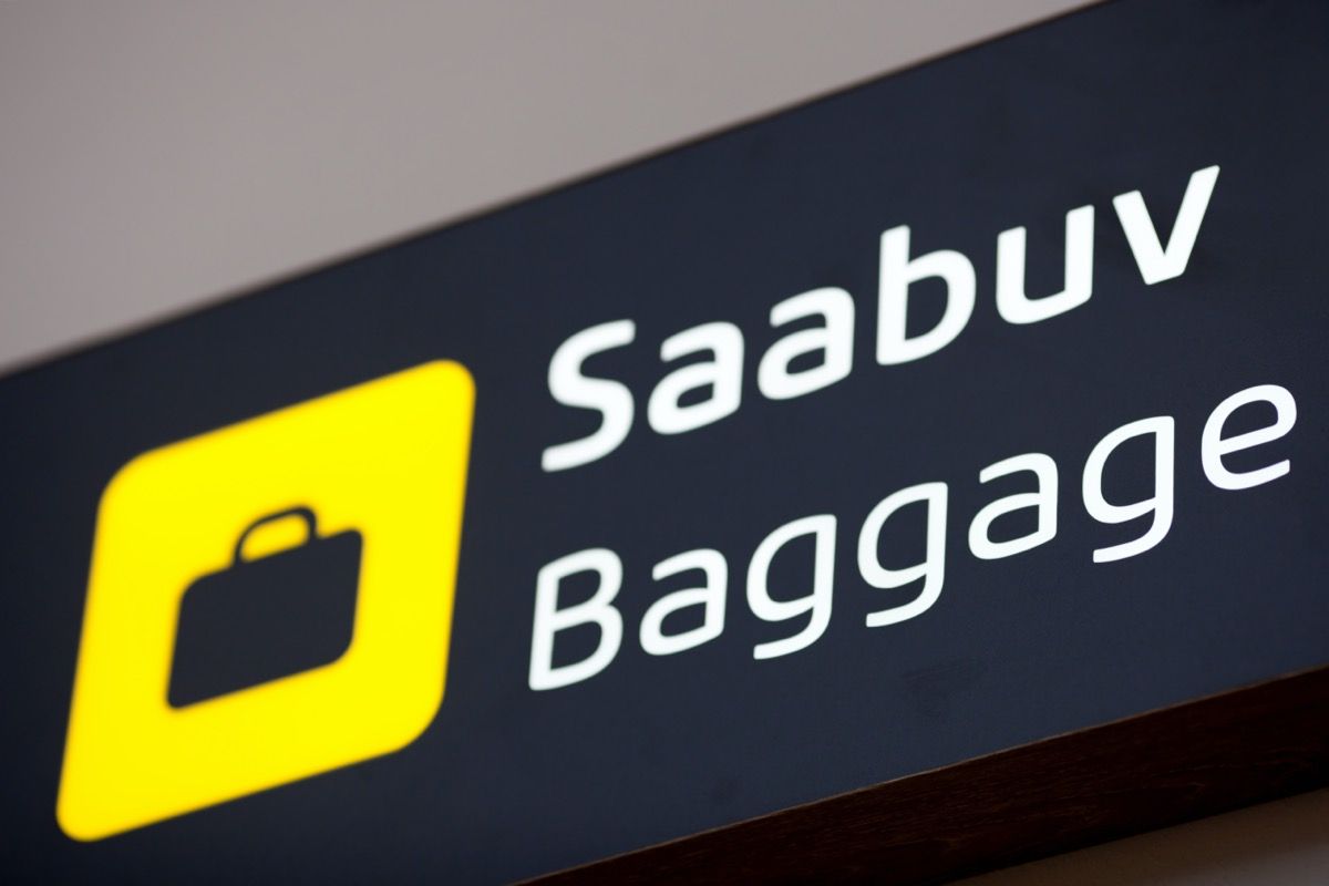 กระเป๋าสัมภาระลงนามในภาษาอังกฤษและเอสโตเนีย