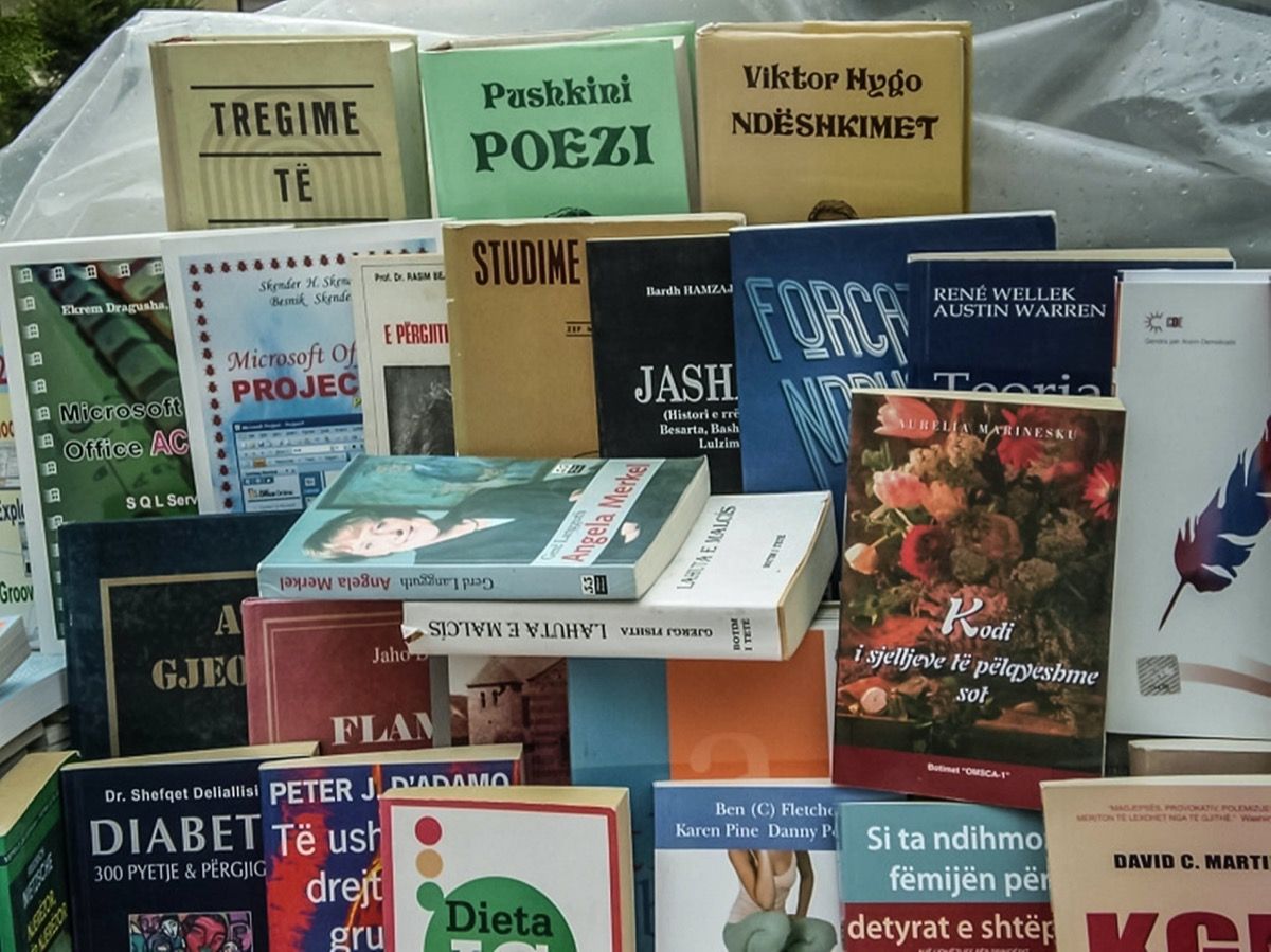 Pouliční prodej albánských knih