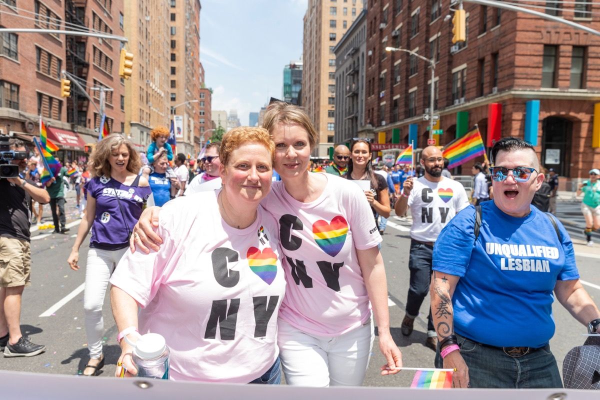 Cynthia nixon y su esposa christine marinoni en el desfile del orgullo gay de la ciudad de nueva york