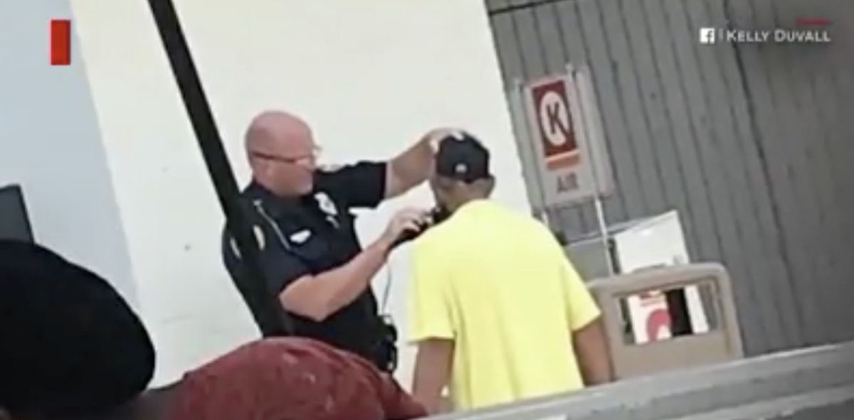 Officier scheert mans gezicht
